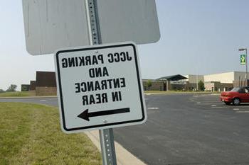 德索托高中停车场标志